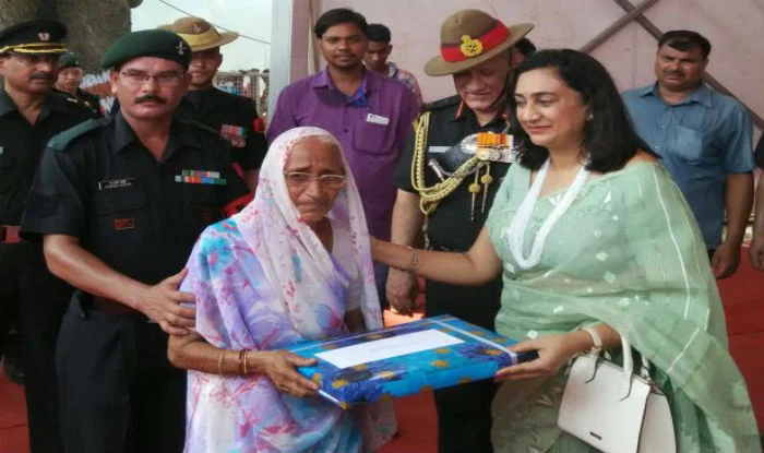 সেনাপত্নী হিসেবে নিজেকে আবব্ধ রাখেননি, মধুলিকা রাওয়াত ছিলেন এক প্রতিভাময়ী নারী