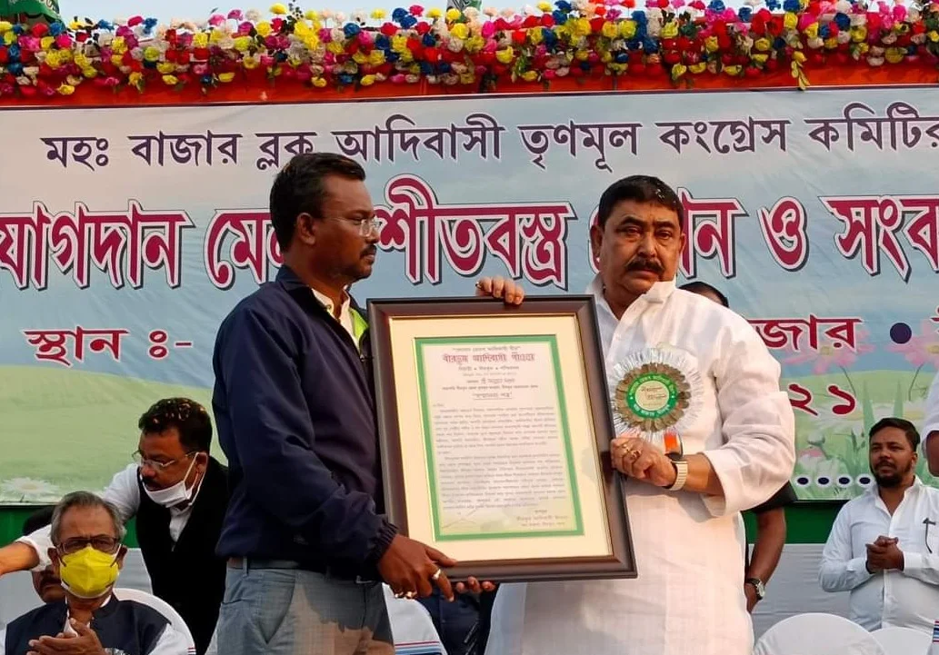 বীরভূম জেলা বিজেপিতে ভাঙন, কয়েকহাজার আদিবাসীর তৃণমূলে যোগদান