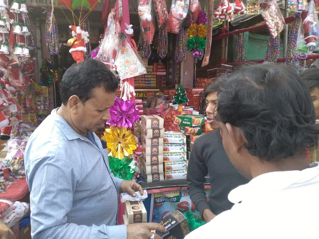 রামপুরহাটে  দেদার বিকোচ্ছে বড়দিন উপলক্ষে নলেন গুড়ের কেক