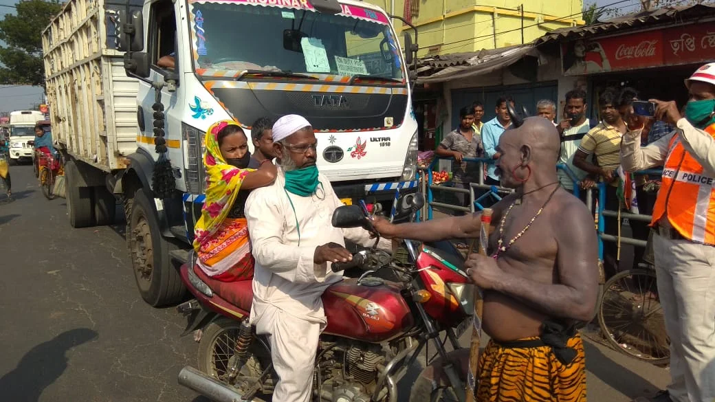 ডায়মন্ড হারবার জেলা পুলিশের উদ্যোগে পথ নিরাপত্তা নিয়ে সচেতনতা বাড়াতে বর্ণাঢ্য   রোড শো