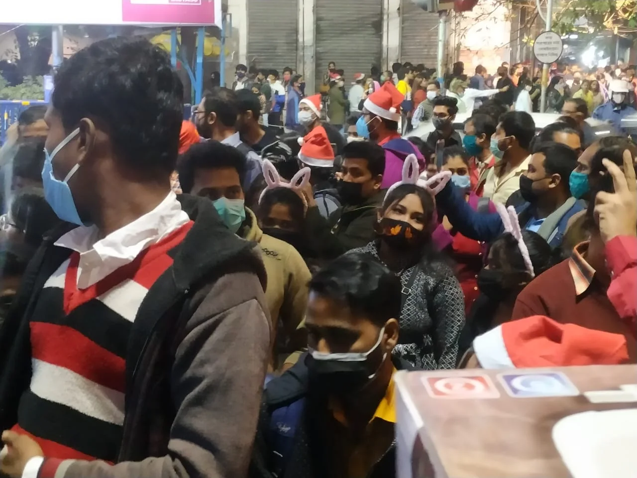 উৎসবের আনন্দে সেজে উঠেছে পার্কস্ট্রিট, 'ভুললে চলবে না কোভিডবিধি' জানালেন চিকিৎসকেরা