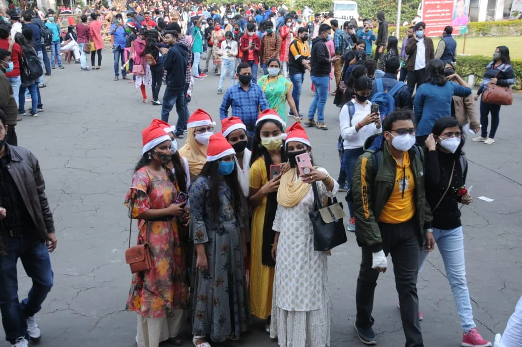 ওমিক্রন আতঙ্কের মধ্যেই রাজপথে উৎসবমুখী জনতা, পুবের কলম  ডিজিটালের লেন্সবন্দি কোলাজ