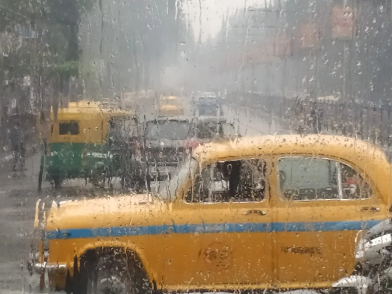 ঘূর্ণিঝড় জাওয়াদের প্রভাবে কলকাতা সহ দক্ষিণবঙ্গে শুরু বৃষ্টি