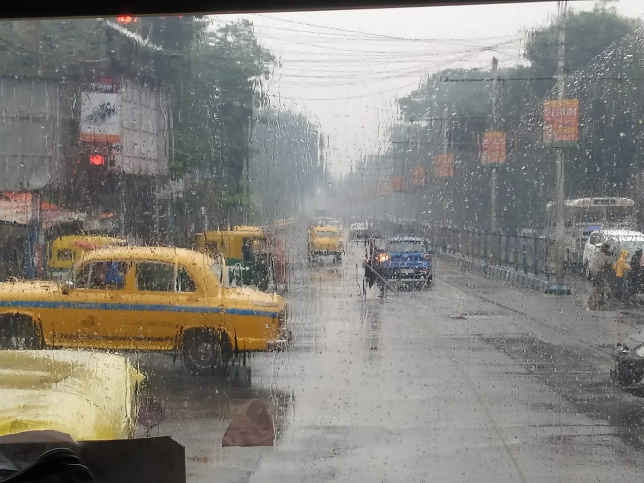 ঘূর্ণিঝড় জাওয়াদের প্রভাবে কলকাতা সহ দক্ষিণবঙ্গে শুরু বৃষ্টি