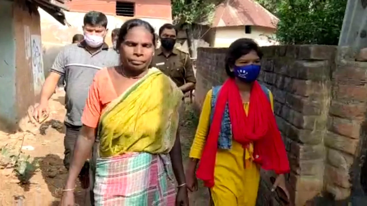 ঘরে ঢুকে দেখি আমার বন্ধুর বুকের ওপর বসে জিভ কাটছে ওই মহিলা!