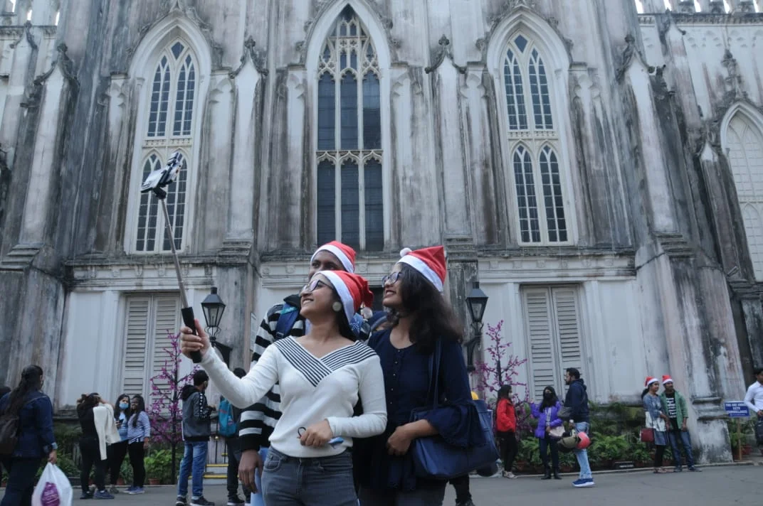 ওমিক্রন আতঙ্কের মধ্যেই রাজপথে উৎসবমুখী জনতা, পুবের কলম  ডিজিটালের লেন্সবন্দি কোলাজ