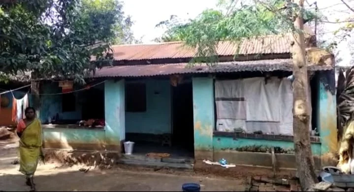 ঘরে ঢুকে দেখি আমার বন্ধুর বুকের ওপর বসে জিভ কাটছে ওই মহিলা!<div class=