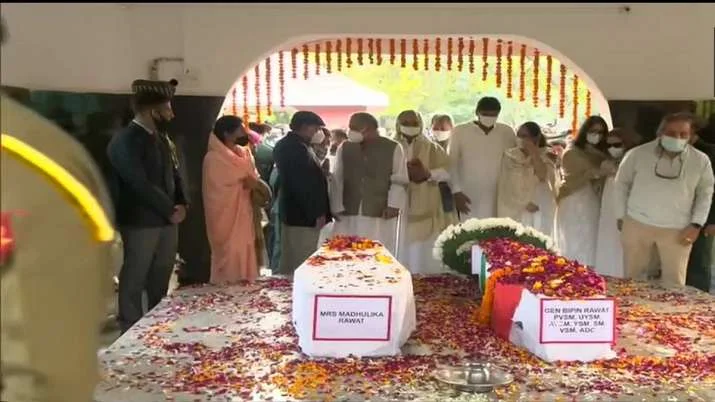 গঙ্গার 'হর কি পৌরি' ঘাটে বাবা-মায়ের অস্থি বিসর্জন করলেন রাওয়াতের দুই কন্যা