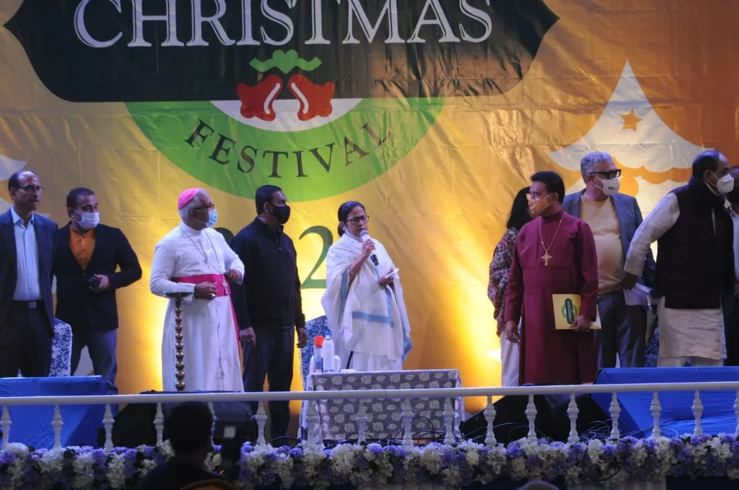 পার্ক স্ট্রিটের ক্রিসমাস কার্নিভালের শুভ উদ্বোধনে মমতা, ওমিক্রন নিয়ে সাবধান করলেন মুখ্যমন্ত্রী
