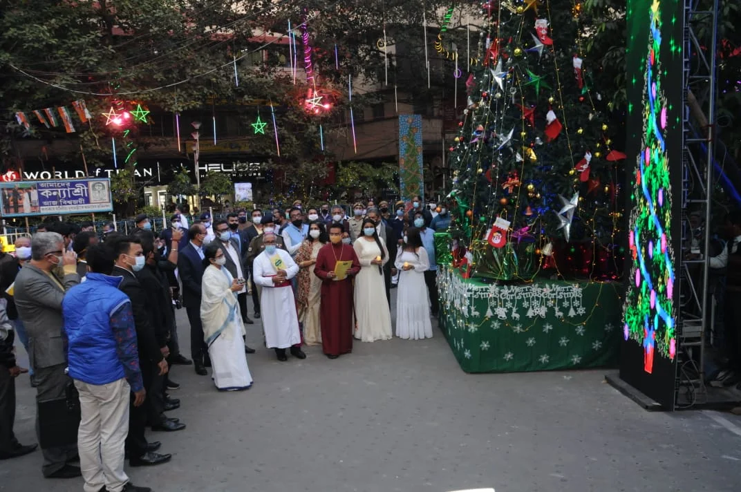 পার্ক স্ট্রিটের ক্রিসমাস কার্নিভালের শুভ উদ্বোধনে মমতা, ওমিক্রন নিয়ে সাবধান করলেন মুখ্যমন্ত্রী