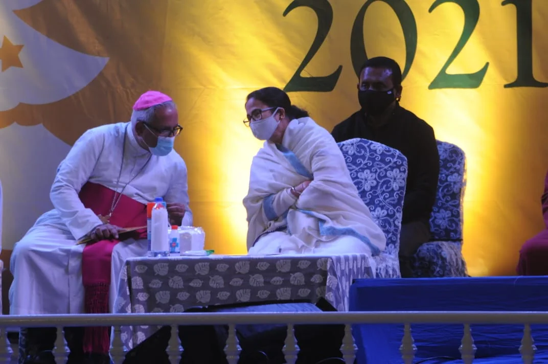 পার্ক স্ট্রিটের ক্রিসমাস কার্নিভালের শুভ উদ্বোধনে মমতা, ওমিক্রন নিয়ে সাবধান করলেন মুখ্যমন্ত্রী