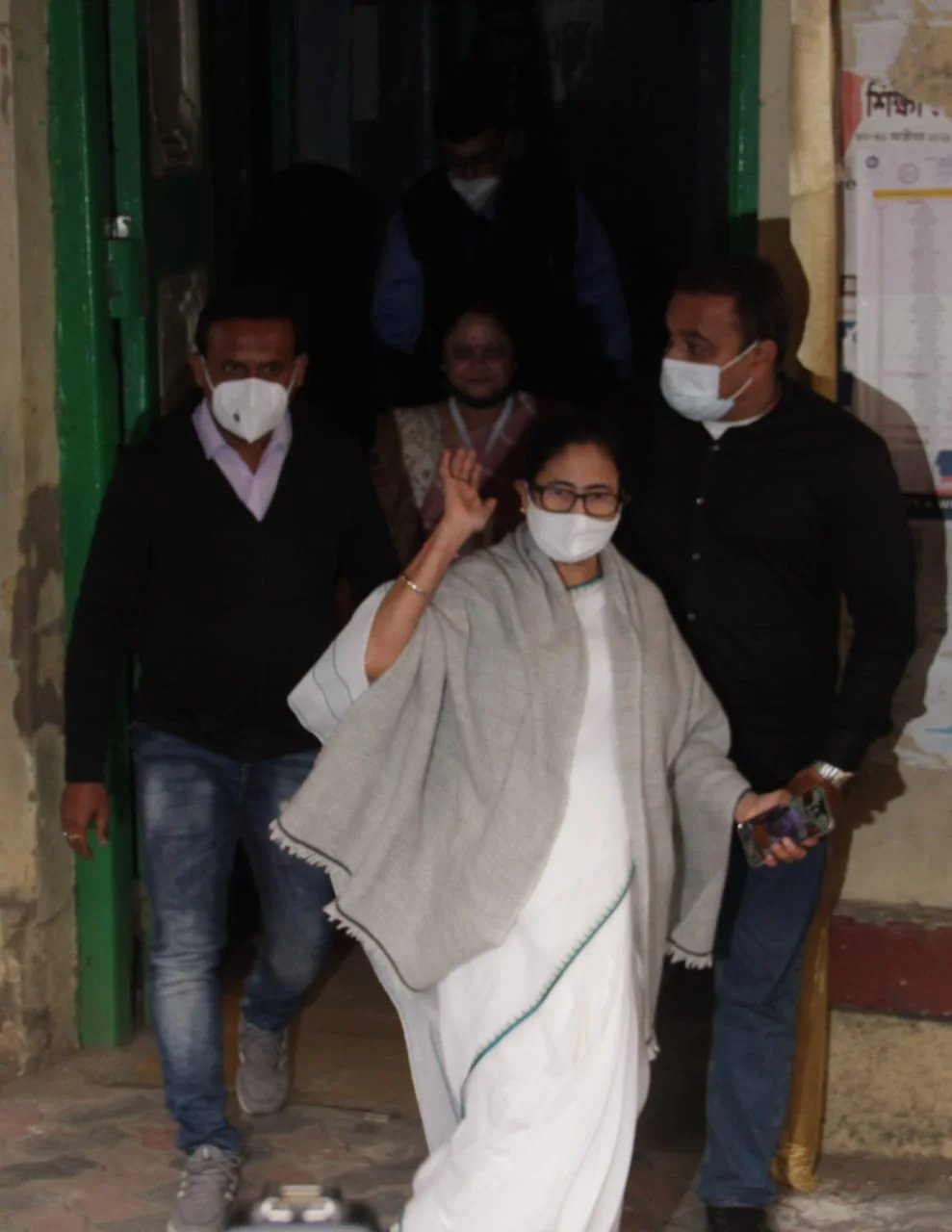 ভোটে লড়তে পারছে না বলে নাটক করছে বিজেপি, ও সব ইগনোর করুনঃ মমতা