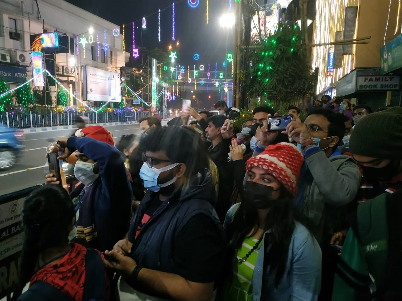 আলো ঝলমলে পার্কস্ট্রিট, উৎসব মুখর কলকাতা