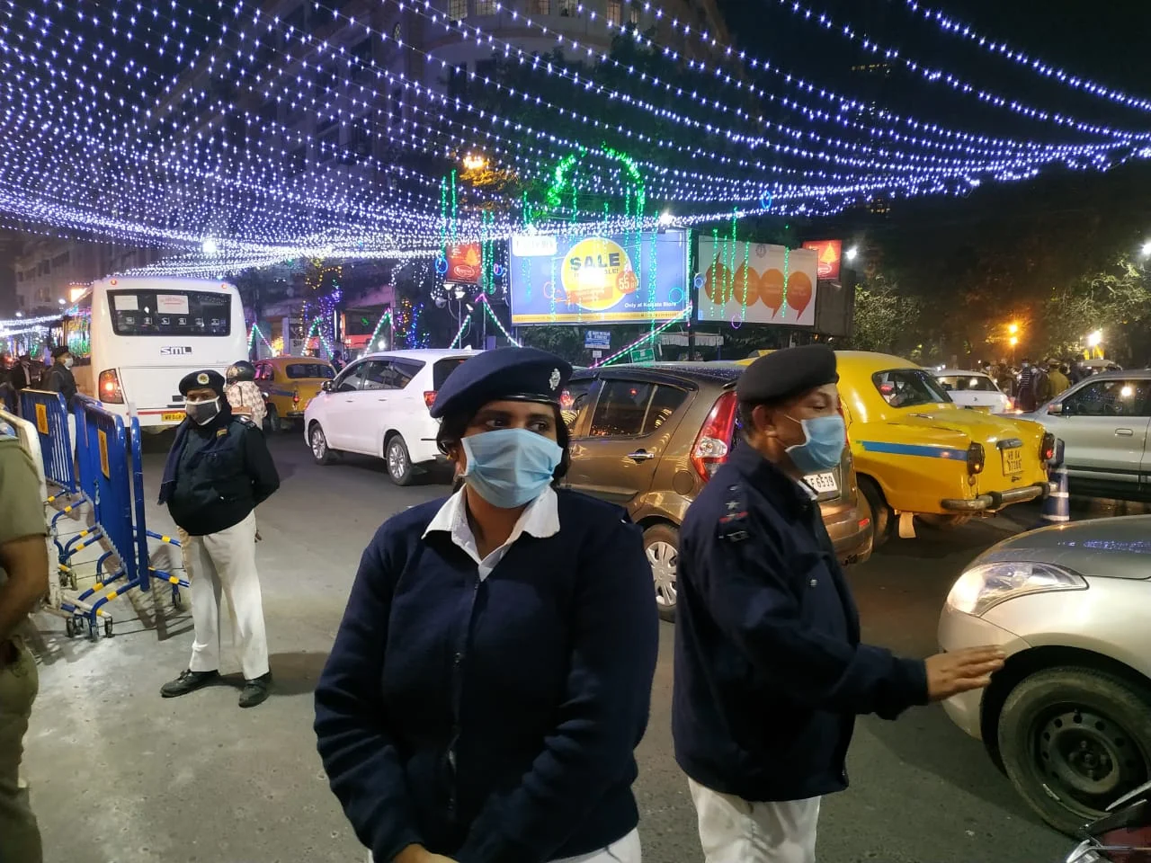 আলো ঝলমলে পার্কস্ট্রিট, উৎসব মুখর কলকাতা
