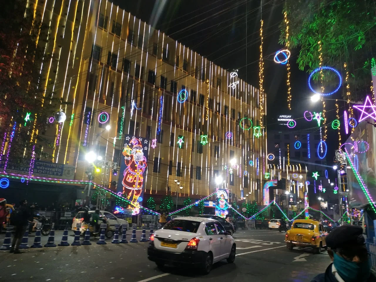 আলো ঝলমলে পার্কস্ট্রিট, উৎসব মুখর কলকাতা