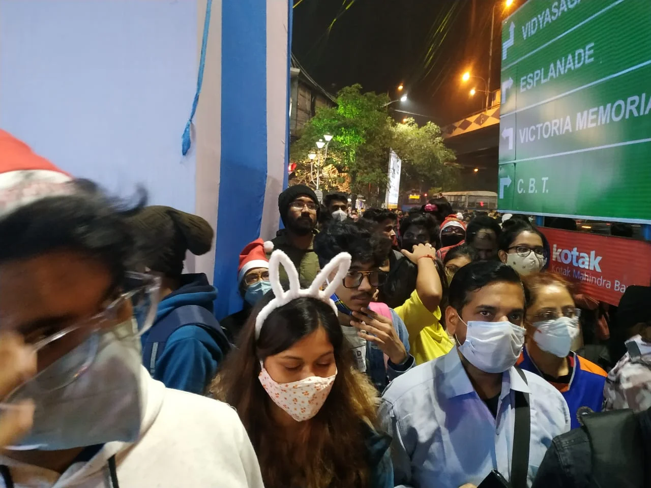 আলো ঝলমলে পার্কস্ট্রিট, উৎসব মুখর কলকাতা