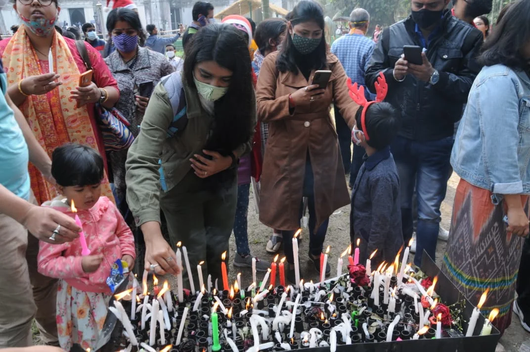 ওমিক্রন আতঙ্কের মধ্যেই রাজপথে উৎসবমুখী জনতা, পুবের কলম  ডিজিটালের লেন্সবন্দি কোলাজ