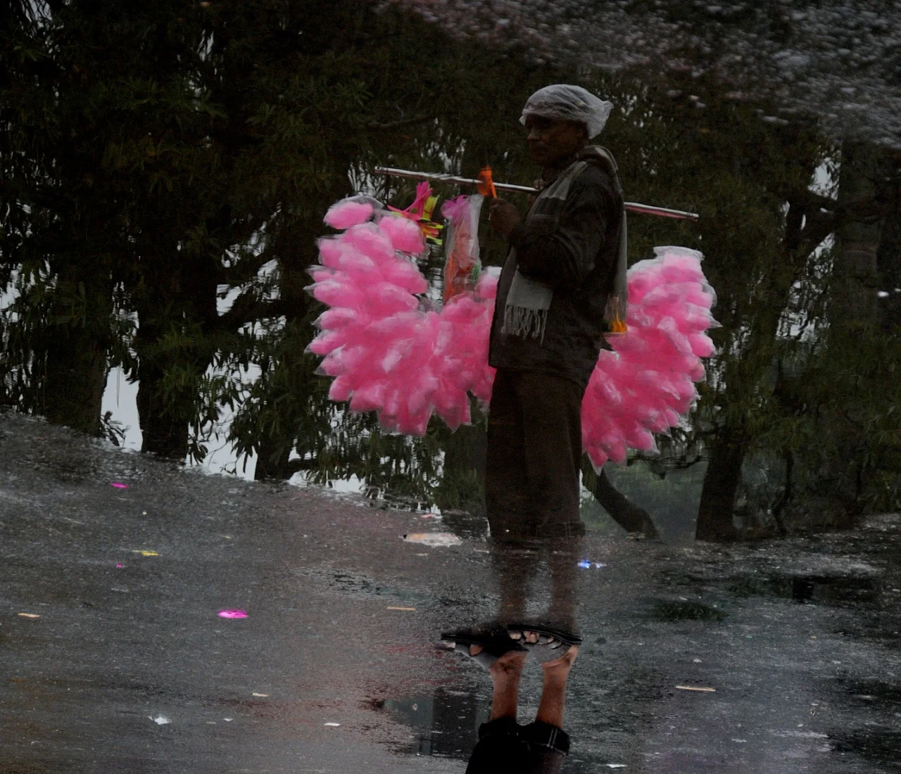 ঘূর্ণীঝড় জাওয়াদের প্রভাবে লেন্সবন্দী  বর্ষণসিক্ত তিলোত্তমা