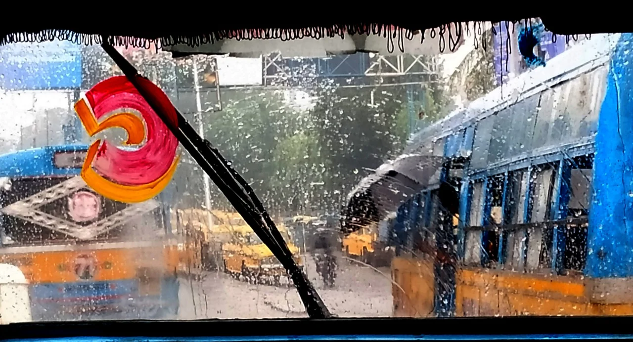 ঘূর্ণীঝড় জাওয়াদের প্রভাবে লেন্সবন্দী  বর্ষণসিক্ত তিলোত্তমা