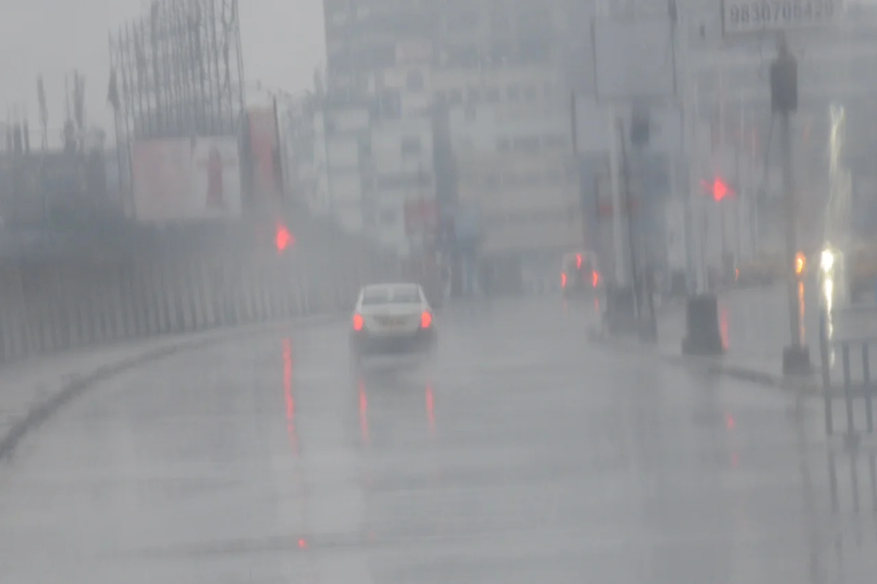 ঘূর্ণীঝড় জাওয়াদের প্রভাবে লেন্সবন্দী  বর্ষণসিক্ত তিলোত্তমা