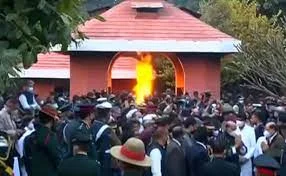 গঙ্গার 'হর কি পৌরি' ঘাটে বাবা-মায়ের অস্থি বিসর্জন করলেন রাওয়াতের দুই কন্যা