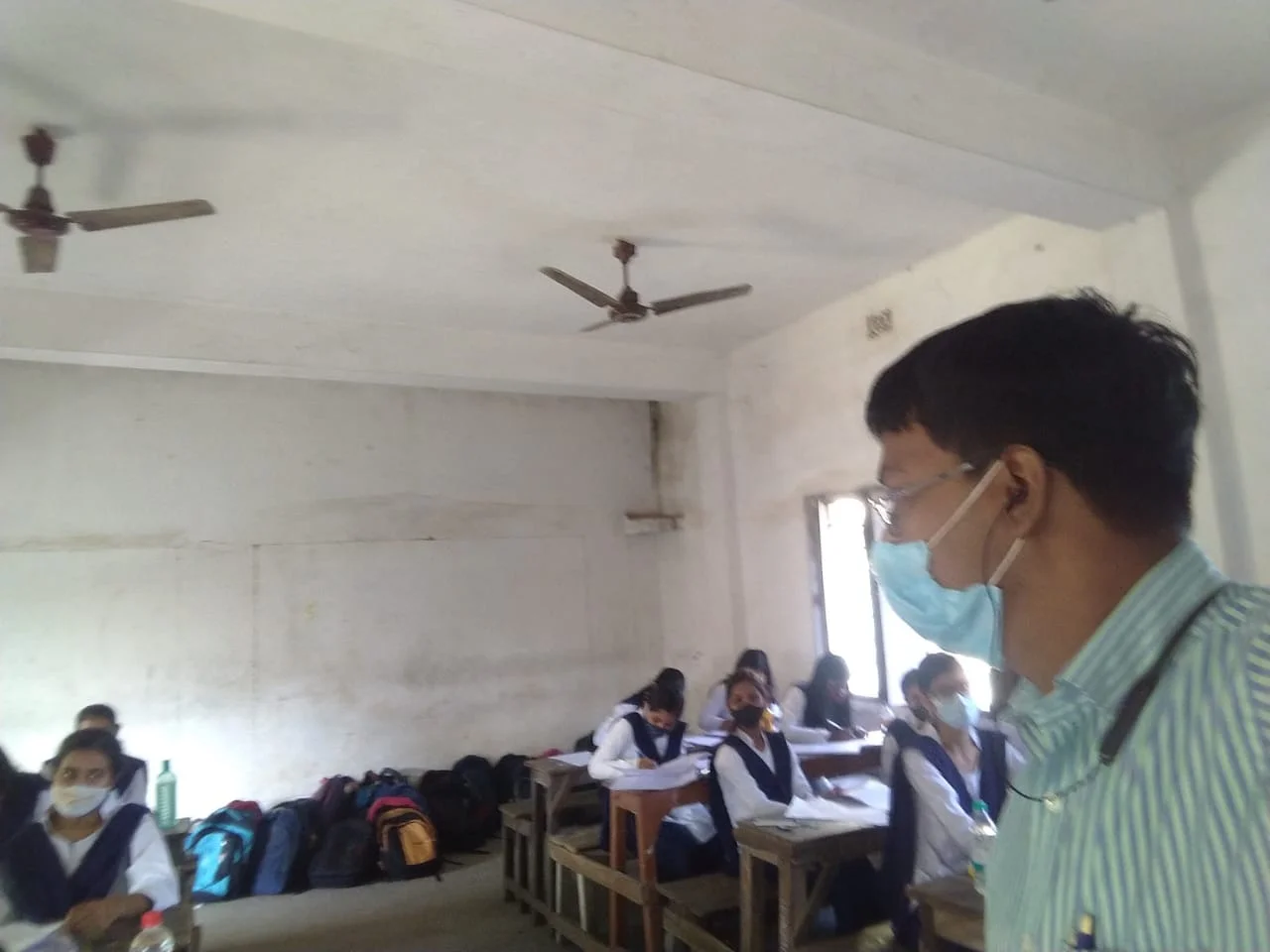 করোনাভীতি উপেক্ষা করে বর্ধমানে বিদ্যালয়ে টেস্ট পরীক্ষা শুরু