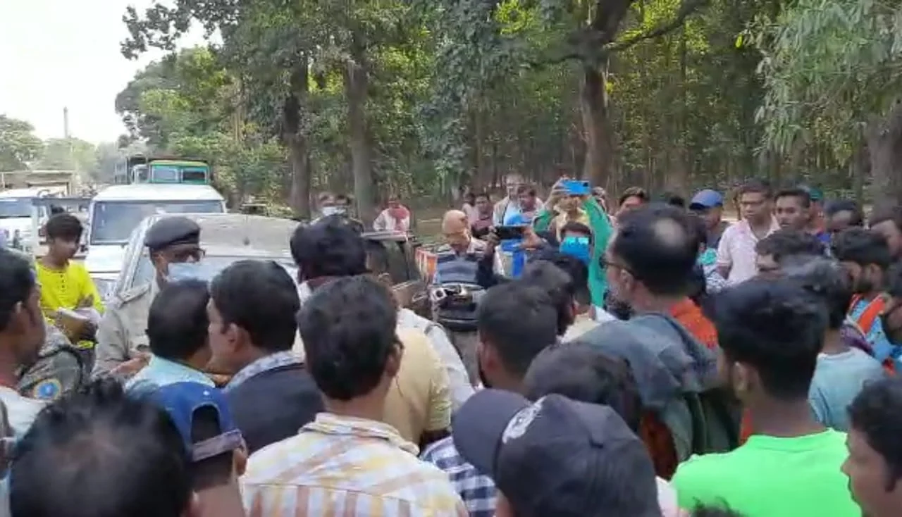 ডেউচা পাচামিতে বিক্ষোভের মুখে সুজন চক্রবর্তী, দেখানো হল কালো পতাকা