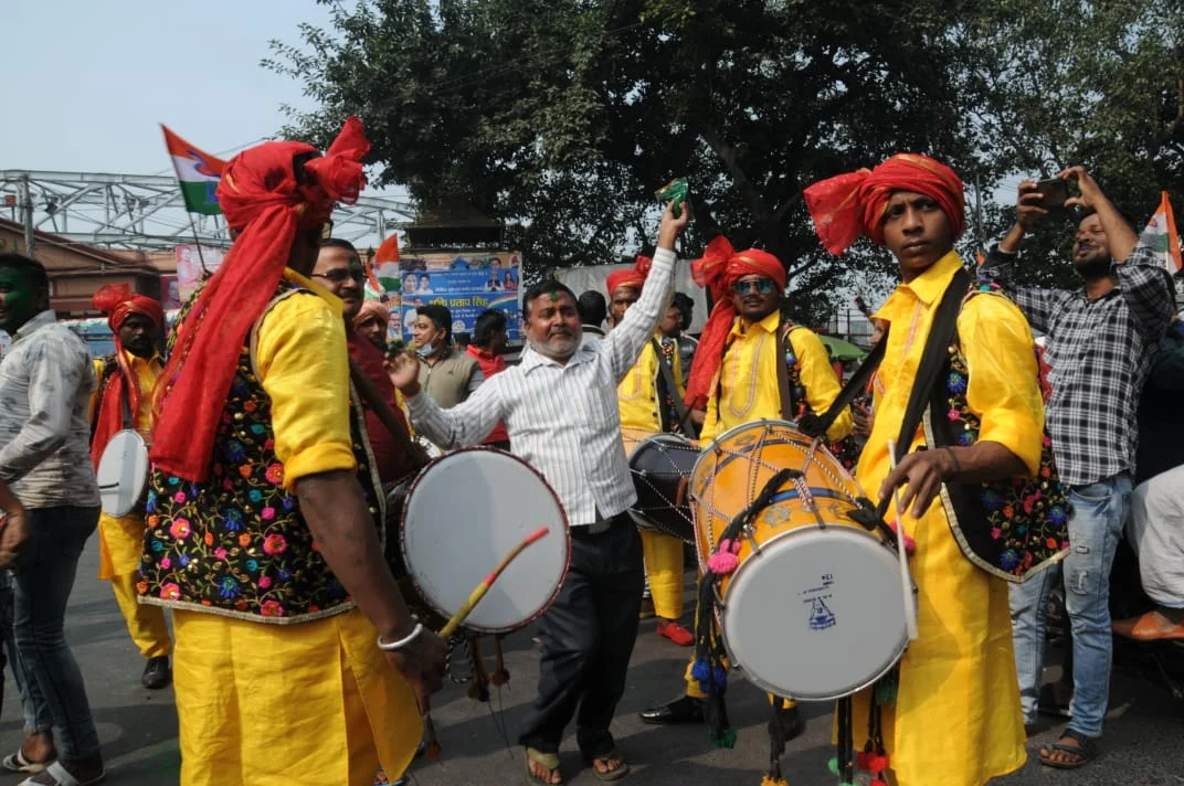 নিরঙ্কুশ সংখ্যা গরিষ্ঠতার পথে তৃণমূল, উৎসবের মেজাজে কলকাতা