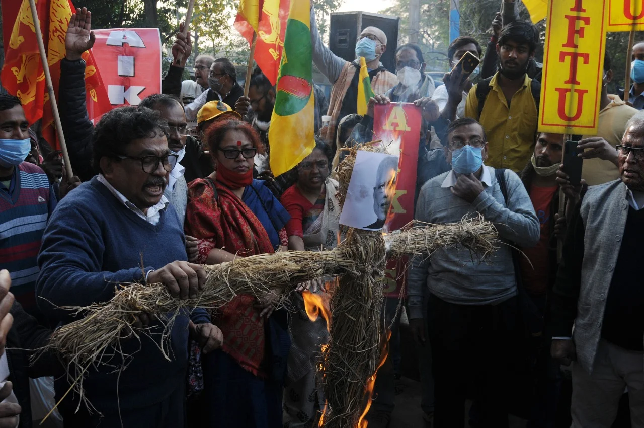 কলকাতায় পালন 'বিশ্বাসঘাতকতা দিবস' , পোড়ানো হল মোদির কুশপুত্তলিকা
