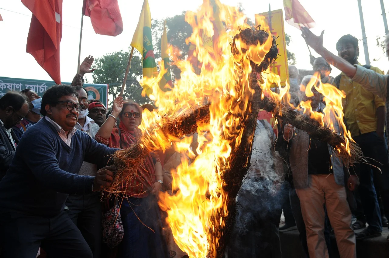 কলকাতায় পালন 'বিশ্বাসঘাতকতা দিবস' , পোড়ানো হল মোদির কুশপুত্তলিকা
