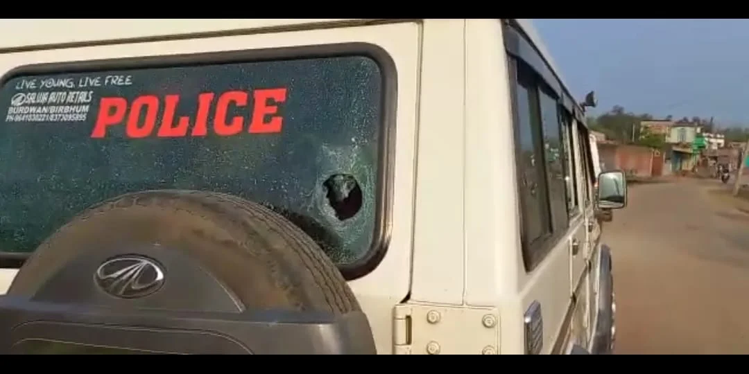 বেআইনি মজুদ কয়লা উদ্ধার করতে গিয়ে বীরভূমে ধুন্ধুমার, দুষ্কৃতীদের ছোড়া ইটপাটকেলে জখম পুলিশ কর্মী