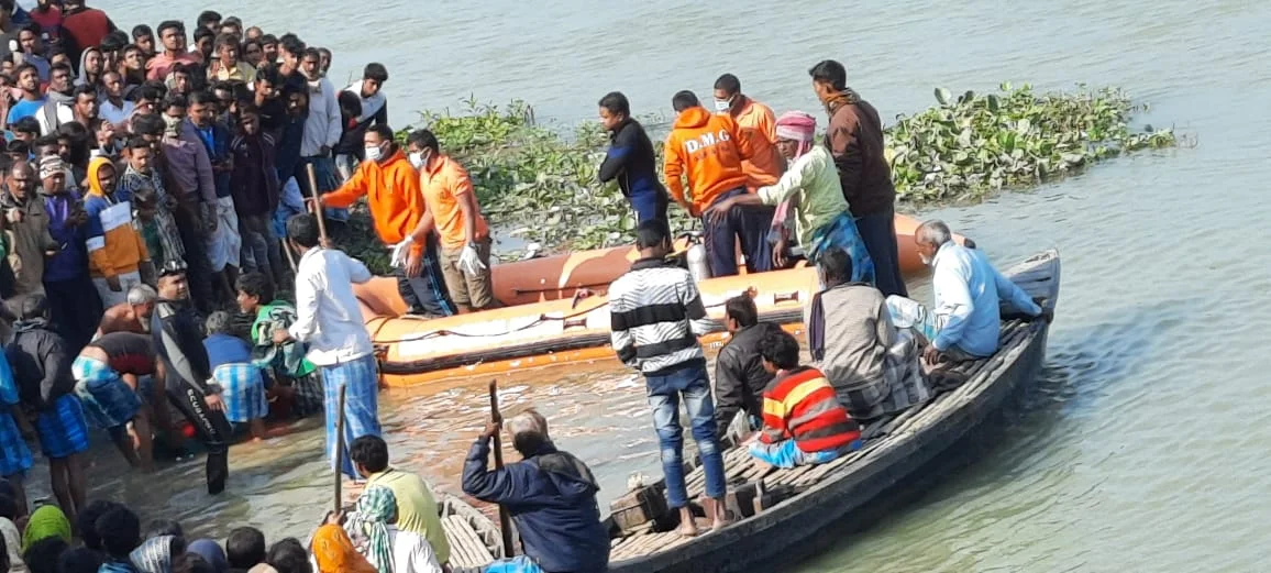সাগরদিঘিতে তিন সন্তানকে নিয়ে গঙ্গায় ঝাঁপের ঘটনায় উদ্ধার মায়ের দেহ, এখনও নিখোঁজ ২
