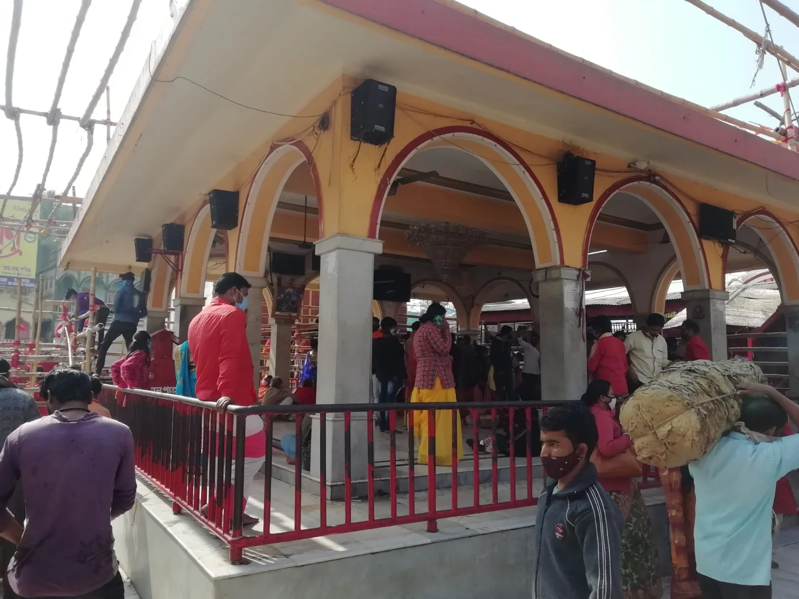 কোভিড প্রোটোকল মেনে নতুন বছরকে স্বাগত, দুই সতীপীঠ ও তারাপীঠে পর্যটকের ভিড়