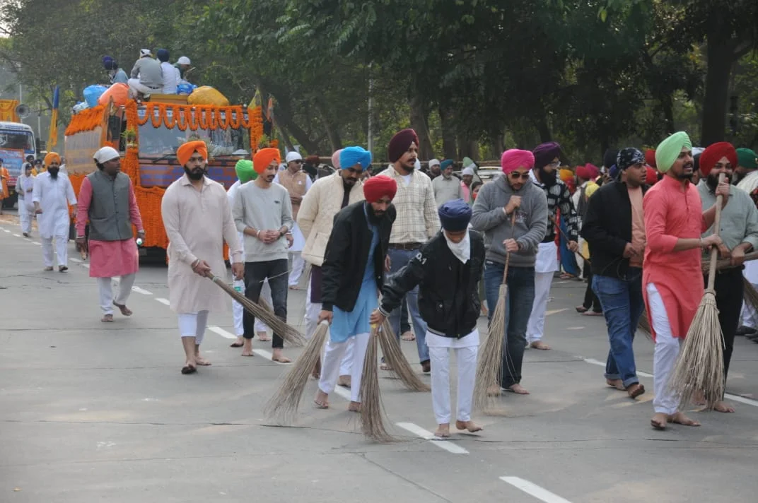 গুরু গোবিন্দ শিখের জন্মজয়ন্তী উপলক্ষে শহরে বর্ণাঢ্য শোভাযাত্রা, দেখুন ছবিতে