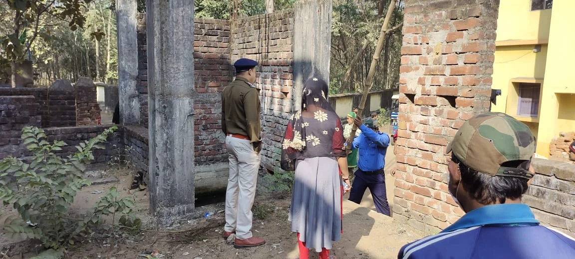 পুলিশের তৎপরতায় সেপটিক ট্যাংক থেকে উদ্ধার দুই ভাই-বোন