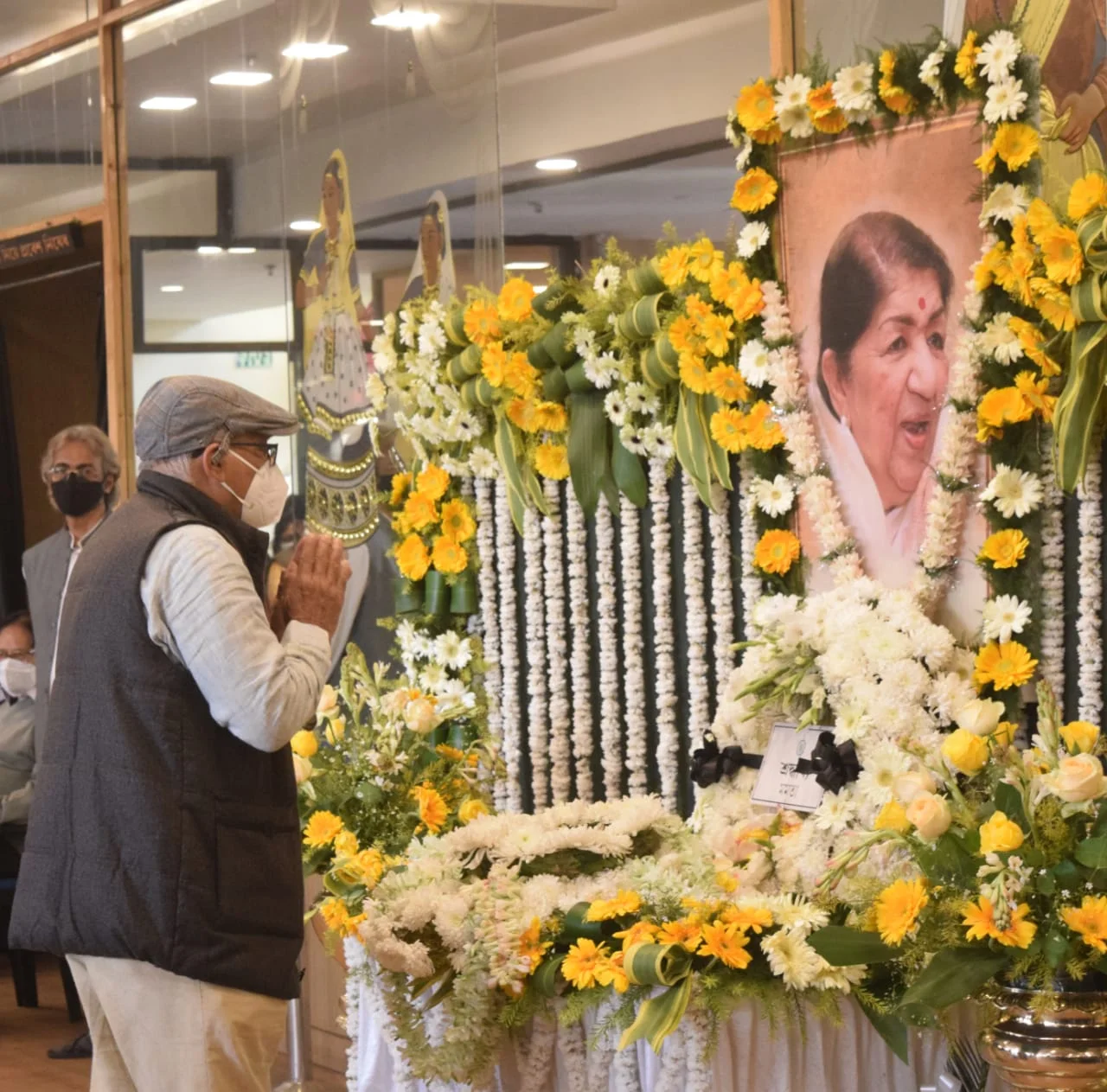 রবীন্দ্রসদনে সুর সম্রাজ্ঞী লতা মঙ্গেশকরের প্রতিকৃতিতে শ্রদ্ধা, রয়েছেন মুখ্যমন্ত্রী মমতা বন্দ্যোপাধ্যায়