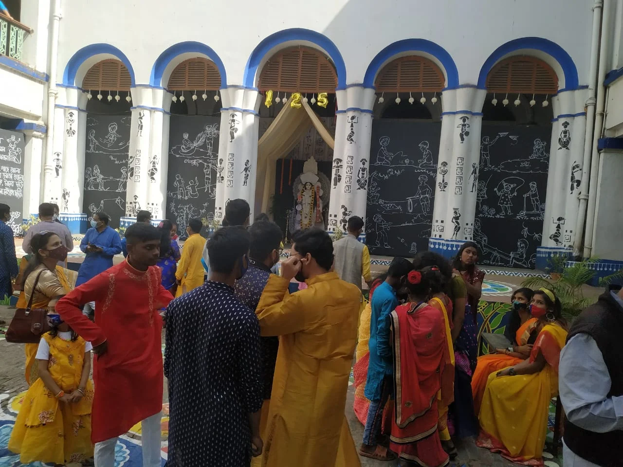 সরস্বতী পুজোয় মাতোয়ারা বঙ্গবাসী, থিমের সাজে সেজে উঠল মণ্ডপ