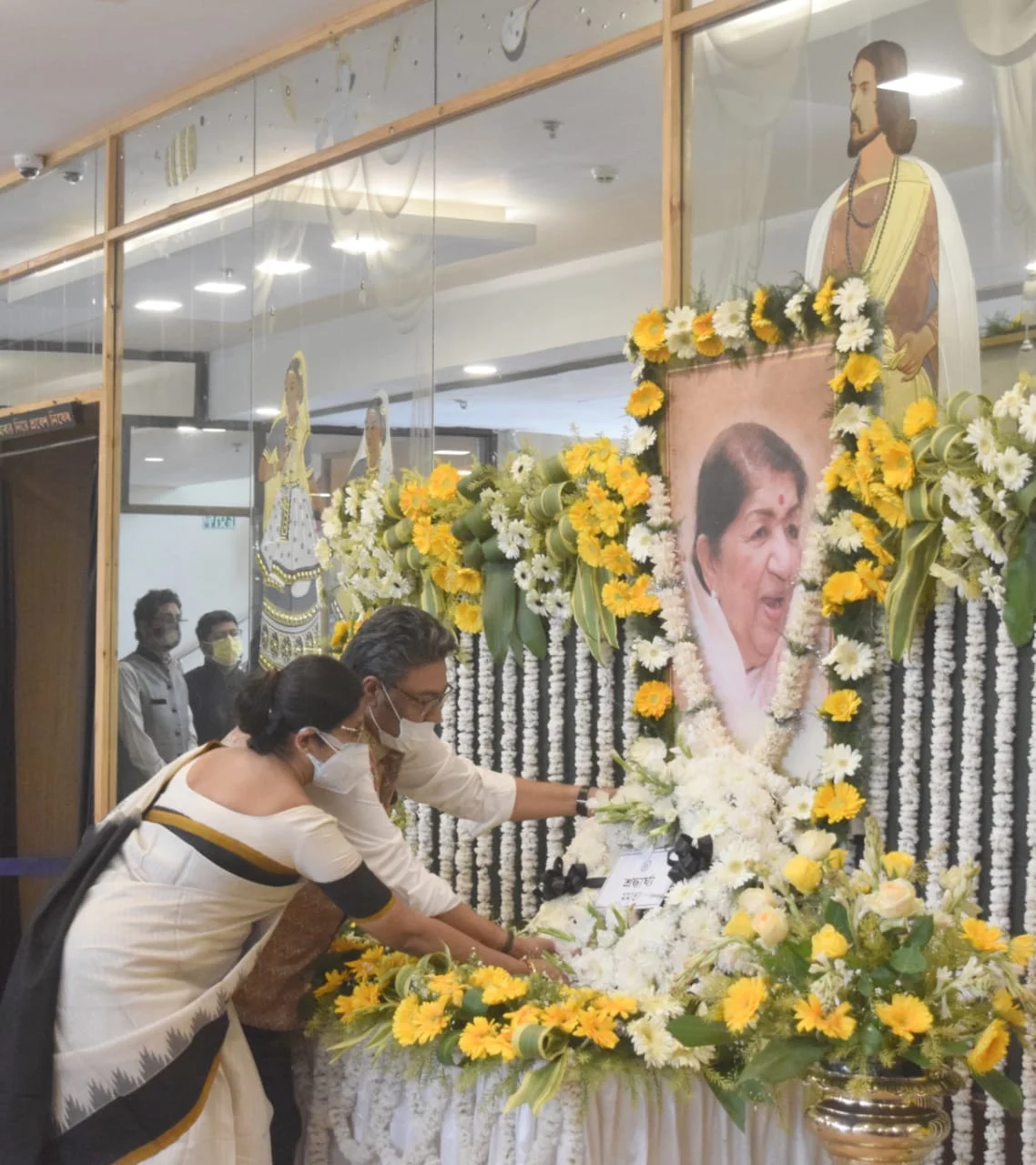 রবীন্দ্রসদনে সুর সম্রাজ্ঞী লতা মঙ্গেশকরের প্রতিকৃতিতে শ্রদ্ধা, রয়েছেন মুখ্যমন্ত্রী মমতা বন্দ্যোপাধ্যায়