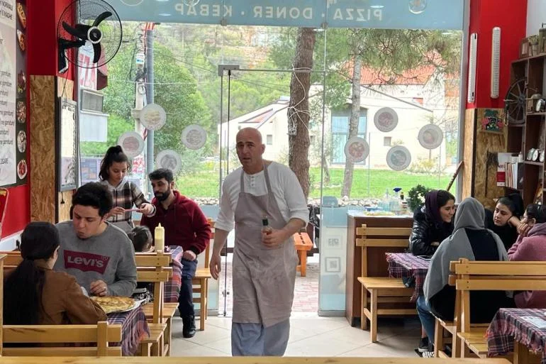 সুদূর আলবেনিয়ায় দেশজ খাবারের সুবাস ছড়াচ্ছেন দুই আফগান তরুণী হাসিবা ও নেজিনা