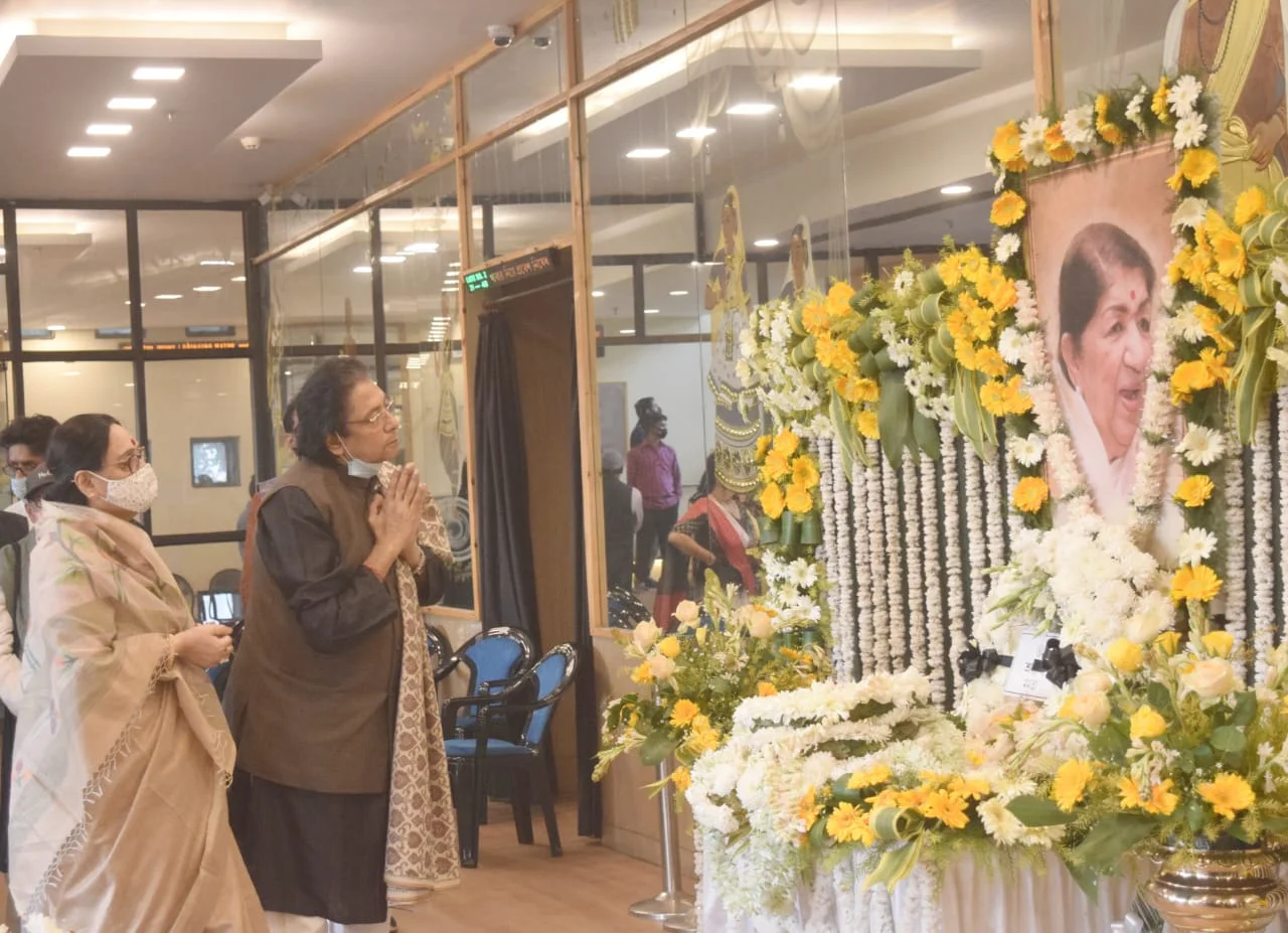 রবীন্দ্রসদনে সুর সম্রাজ্ঞী লতা মঙ্গেশকরের প্রতিকৃতিতে শ্রদ্ধা, রয়েছেন মুখ্যমন্ত্রী মমতা বন্দ্যোপাধ্যায়