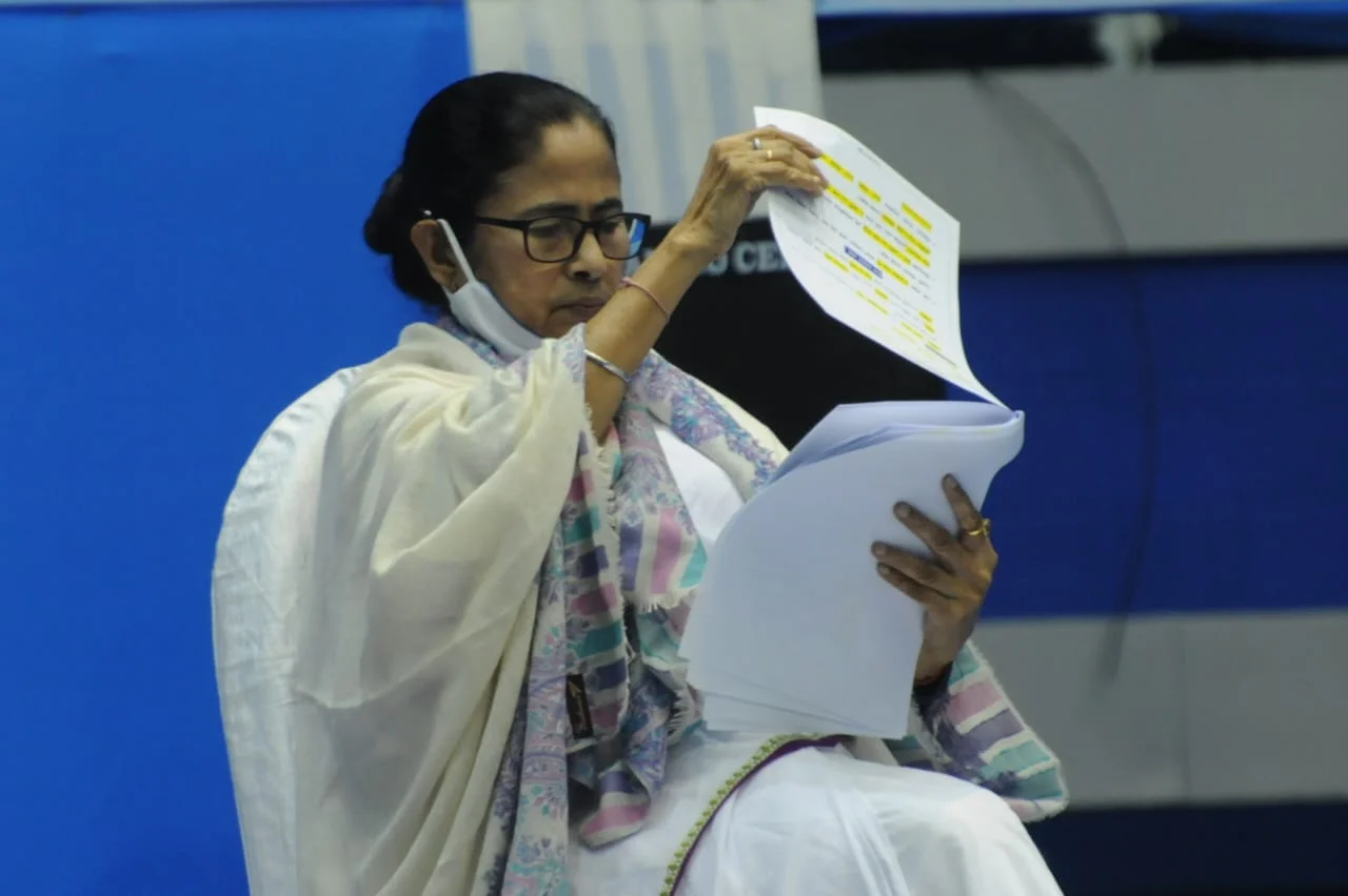 কাজ নিয়ে অজুহাত নয়, সরকারি কাজে গাফিলতি চলবে না, প্রশাসনিক বৈঠক থেকে কড়া বার্তা মুখ্যমন্ত্রীর