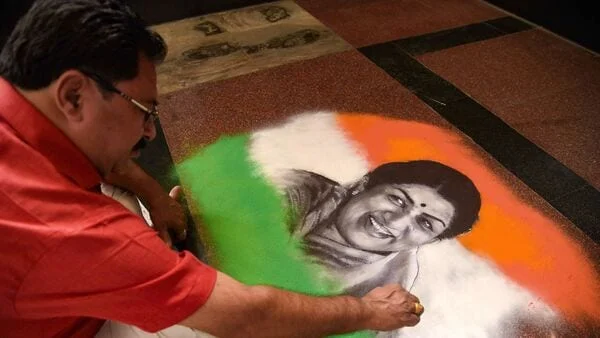 দেশকে কাঁদিয়ে, চন্দনকাঠের চিতায় বৈদিক মন্ত্রোচ্চারণের মধ্যে দিয়ে পঞ্চভূতে বিলীন সুরসম্রাজ্ঞ্রী