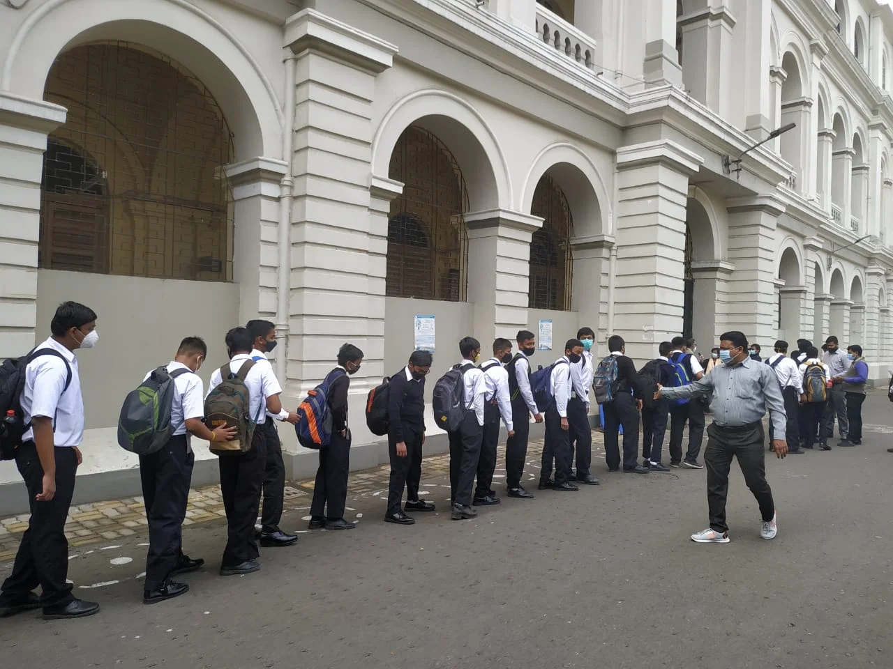 কোভিডবিধি মেনেই আজ থেকে খুলল স্কুল, খুশি পড়ুয়ারা  