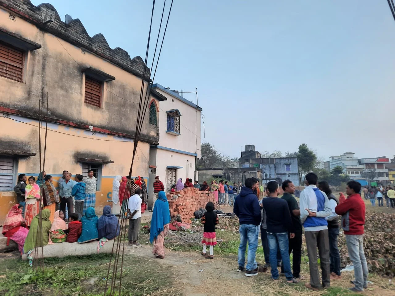 ত্রিকোণ প্রেম! দম্পতির উত্তপ্ত বাক্য বিনিময়, স্ত্রীকে লক্ষ্য করে গুলি, লক্ষ্যভ্রষ্ট হয়ে মৃত্যু ভলিবল খেলোয়াড়ের  