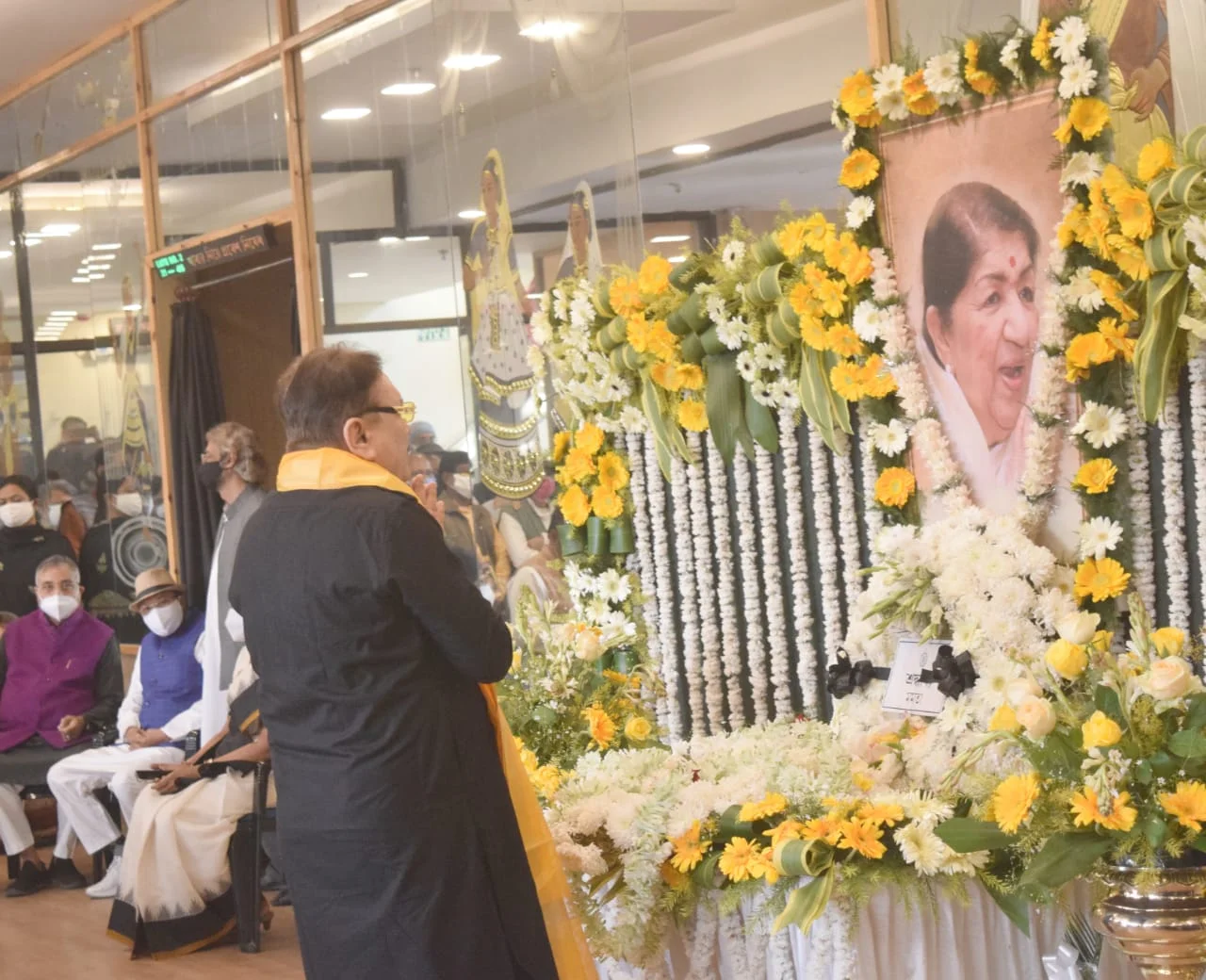 রবীন্দ্রসদনে সুর সম্রাজ্ঞী লতা মঙ্গেশকরের প্রতিকৃতিতে শ্রদ্ধা, রয়েছেন মুখ্যমন্ত্রী মমতা বন্দ্যোপাধ্যায়