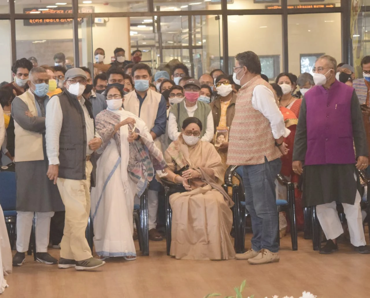 রবীন্দ্রসদনে সুর সম্রাজ্ঞী লতা মঙ্গেশকরের প্রতিকৃতিতে শ্রদ্ধা, রয়েছেন মুখ্যমন্ত্রী মমতা বন্দ্যোপাধ্যায়