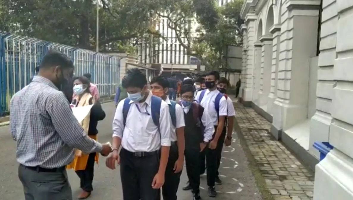 কোভিডবিধি মেনেই আজ থেকে খুলল স্কুল, খুশি পড়ুয়ারা  