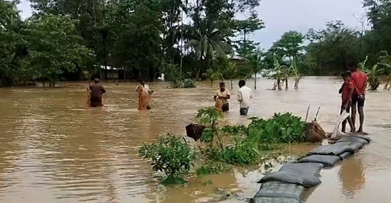 অসমে বন্যায় ভয়াবহ পরিস্থিতি, বাবার স্কুটি থেকে নালায় পড়ে মৃত্যু খুদের....উদ্ধার তিনদিন পর