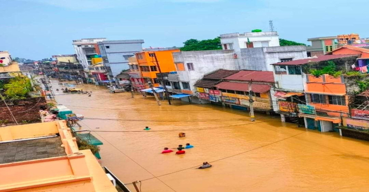 ভয়াবহ বন্যার কবলে পাঁশকুড়া সহ আরও তিনজেলা, ত্রাণ থেকে ত্রিপল নিতে হুড়োহুড়ি