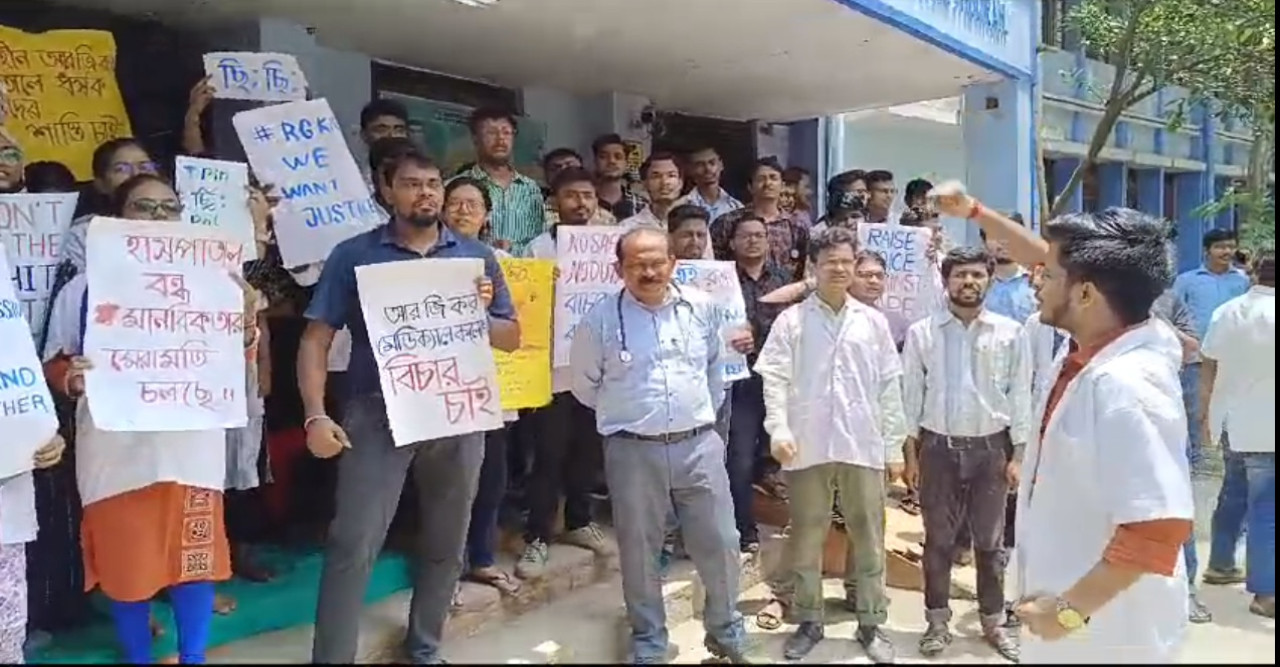 আরজিকর কাণ্ড: প্রতিবাদে হাওড়ার  হোমিওপ্যাথি কলেজের চিকিৎসক সহ কর্মীরা